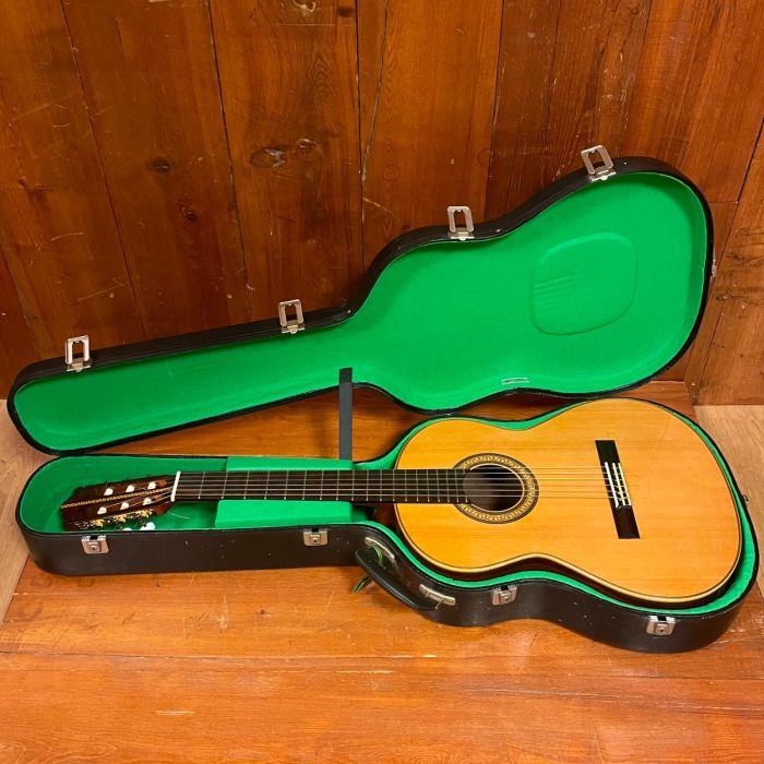 K.Yairi 1990 Y-90 Classical guitar in case