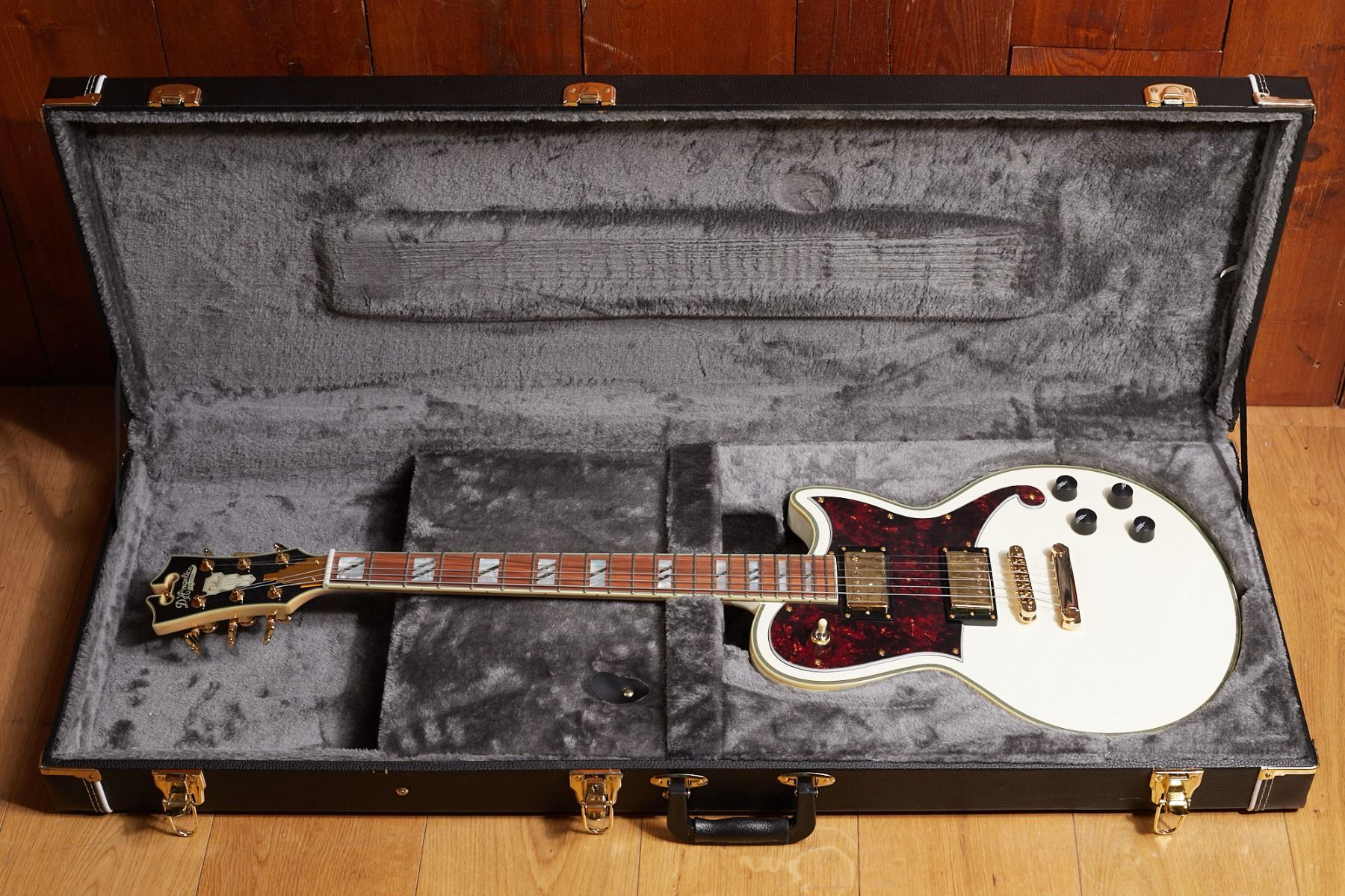 D'Angelico Deluxe Atlantic Vintage White – Max Guitar