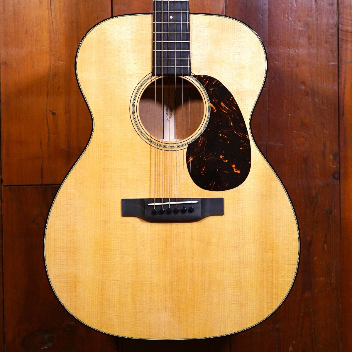 マーチンギター 写真集「Martin Guitar Masterpieces Amazon.co.jp: 洋書マーティン ギター写真集 本 マーチン アコギ