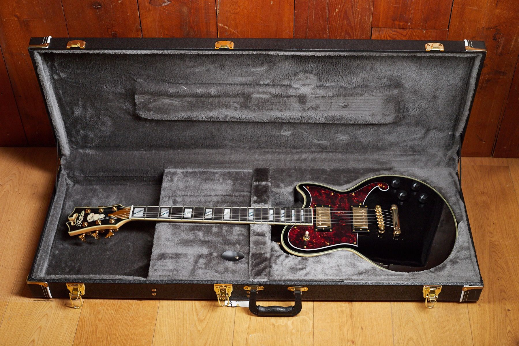 D'Angelico Deluxe Atlantic Solid Black – Electric Guitar | Max Guitar